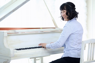白いグランドピアノ